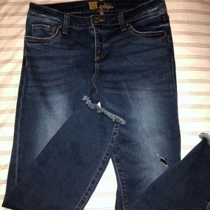 Skinny Jeans with Frayed Hem